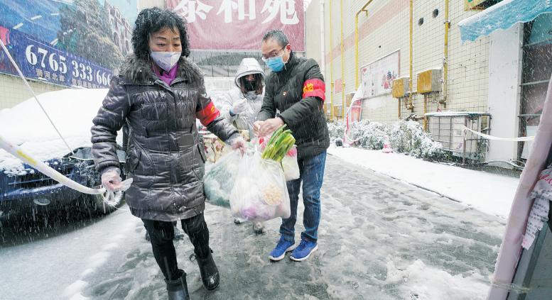 党员志愿者为居民代购生活物品